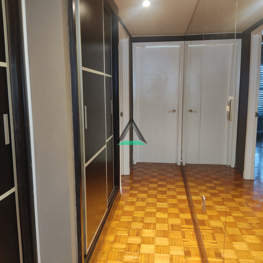 Apartamento ID.119 - VENTA APARTAMENTO GOLF SOBRE BULEVAR ARTIGAS, PISO ALTO, LIVING COMEDOR DE GRANDES DIMENSIONES, EXCELENTE, GARAGE FIJO