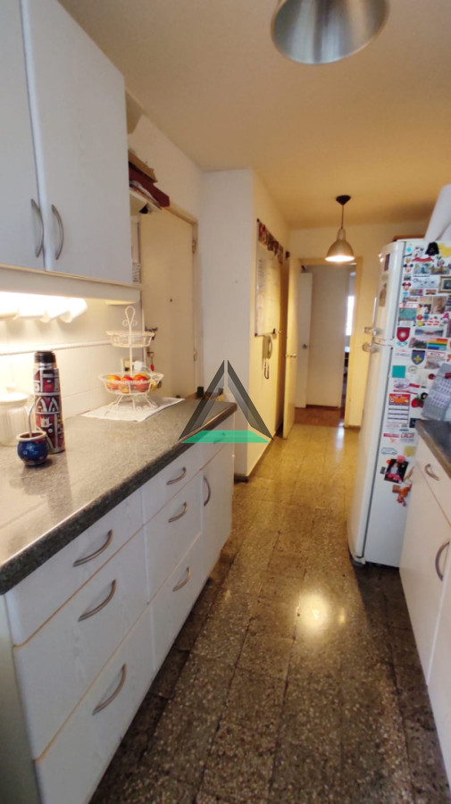 Apartamento ID.130 - VENTA APARTAMENTO POCITOS TRES DORMITORIOS TERRAZA AL FRENTE Y TERRAZA LAVADERO, COCINA DEFINIDA