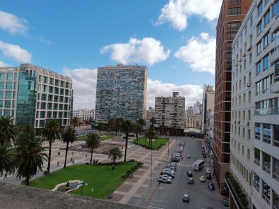 VENTA APARTAMENTO PLAZA INDEPENDENCIA A RECICLAR 