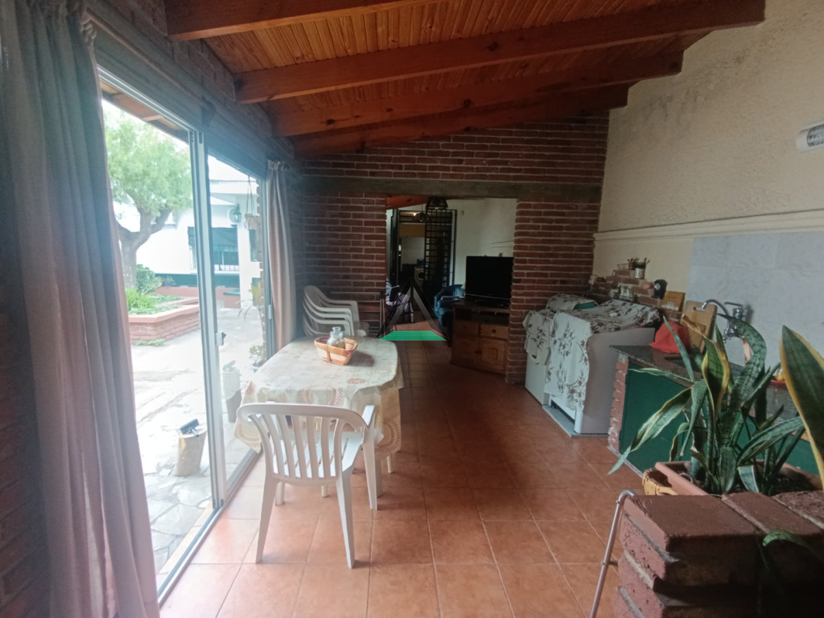 Casa ID.143 - VENTA DE CASA FONDO GARAGE PADRON UNICO