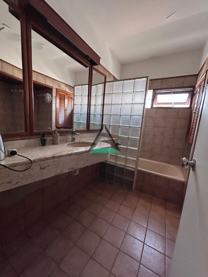 Casa ID.122 - VENTA CASA BARRIO JARDIN J.CESAR Y 26 DE MARZO 4 DORM. COCHERA 2 AUTOS