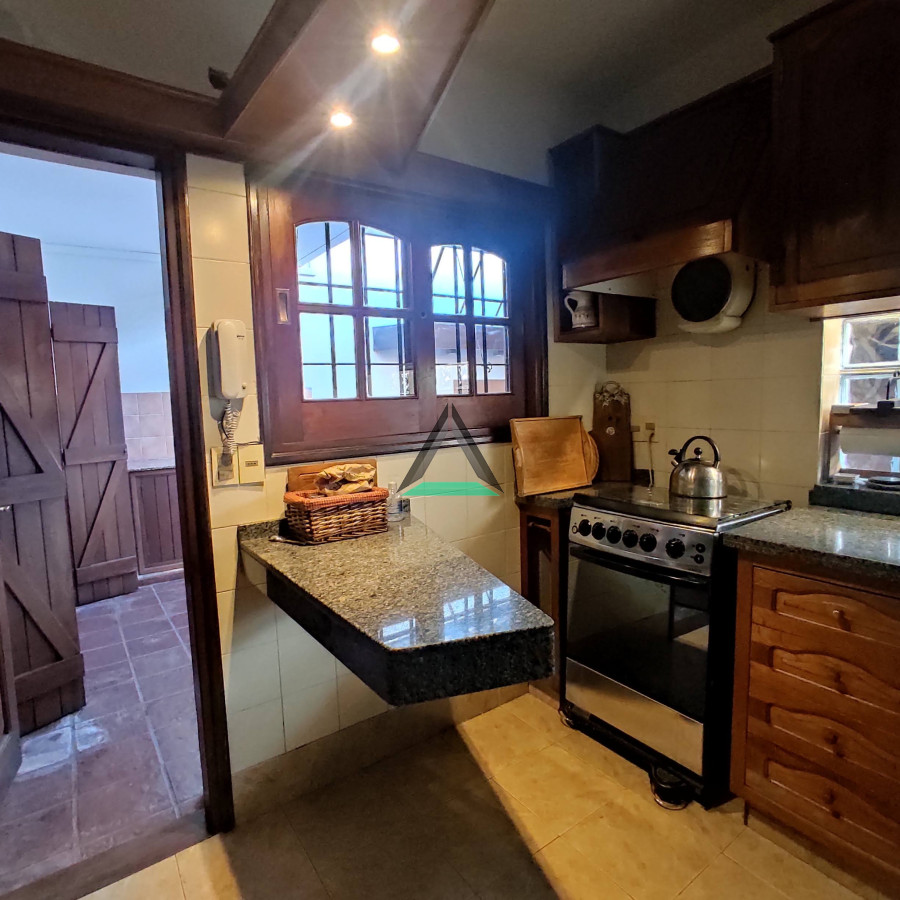 Casa ID.120 - VENTA CASA 4 DORMITORIOS EN PH ESTILO HOUSING, BUEN METRAJE, PARRILLERO TECHADO, COCHERA 2 AUTOS, EXCELENTE ESTADO Y CONSTRUCCION