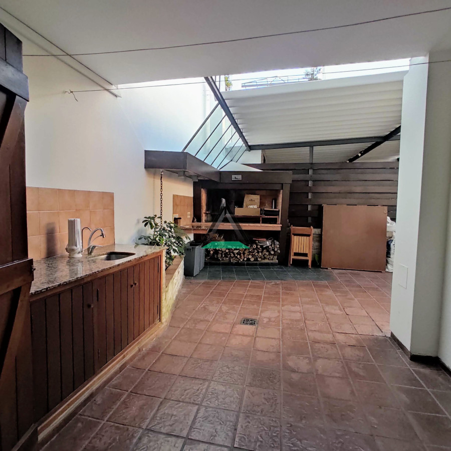 Casa ID.122 - VENTA CASA BARRIO JARDIN J.CESAR Y 26 DE MARZO 4 DORM. COCHERA 2 AUTOS