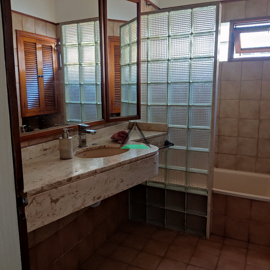 Casa ID.120 - VENTA CASA 4 DORMITORIOS EN PH ESTILO HOUSING, BUEN METRAJE, PARRILLERO TECHADO, COCHERA 2 AUTOS, EXCELENTE ESTADO Y CONSTRUCCION