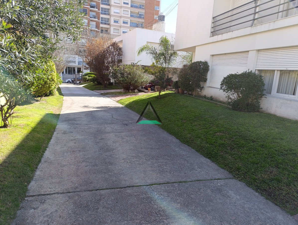 Casa ID.122 - VENTA CASA BARRIO JARDIN J.CESAR Y 26 DE MARZO 4 DORM. COCHERA 2 AUTOS