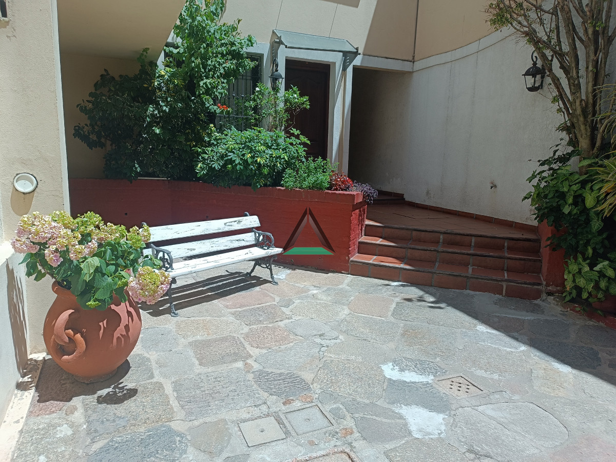 Casa ID.121 - VENTA CASA PH 2 PLANTAS 3 DORMITORIOS 2 BAÑOS TERRAZA CON PARRILLERO GARAGE FIJO COMUNICA CON LA CASA