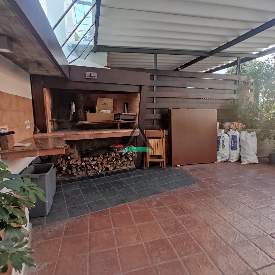 Casa ID.120 - VENTA CASA 4 DORMITORIOS EN PH ESTILO HOUSING, BUEN METRAJE, PARRILLERO TECHADO, COCHERA 2 AUTOS, EXCELENTE ESTADO Y CONSTRUCCION