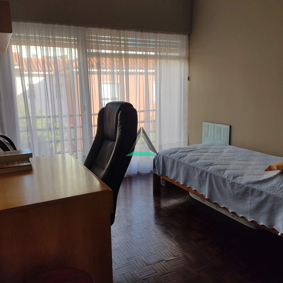 Casa ID.122 - VENTA CASA BARRIO JARDIN J.CESAR Y 26 DE MARZO 4 DORM. COCHERA 2 AUTOS