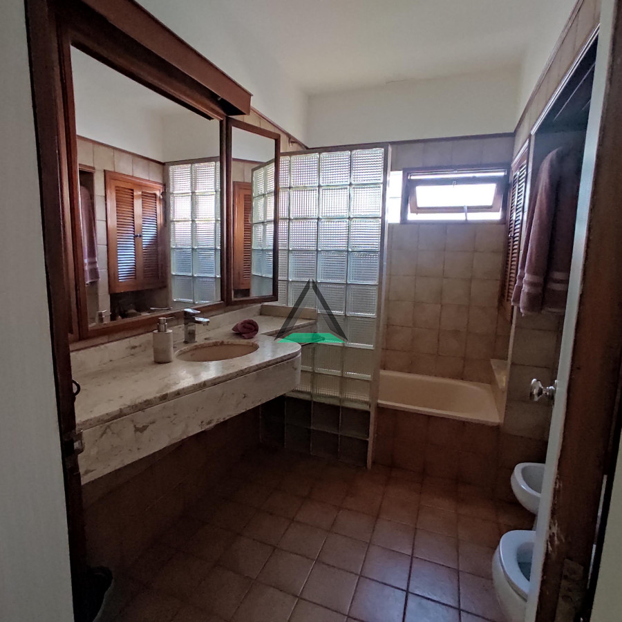 Casa ID.120 - VENTA CASA 4 DORMITORIOS EN PH ESTILO HOUSING, BUEN METRAJE, PARRILLERO TECHADO, COCHERA 2 AUTOS, EXCELENTE ESTADO Y CONSTRUCCION