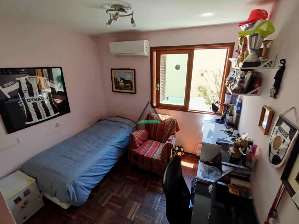Casa ID.121 - VENTA CASA PH 2 PLANTAS 3 DORMITORIOS 2 BAÑOS TERRAZA CON PARRILLERO GARAGE FIJO COMUNICA CON LA CASA