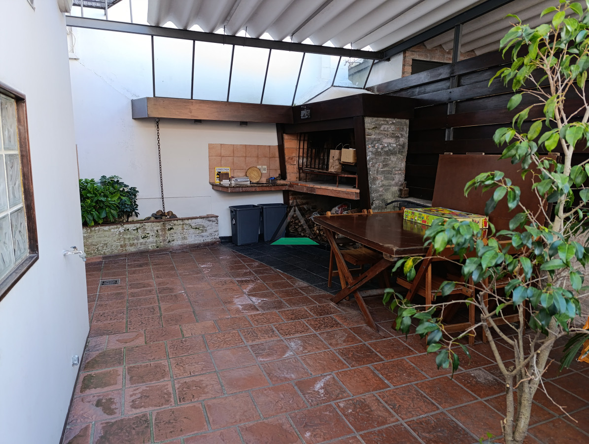 Casa ID.122 - VENTA CASA BARRIO JARDIN J.CESAR Y 26 DE MARZO 4 DORM. COCHERA 2 AUTOS
