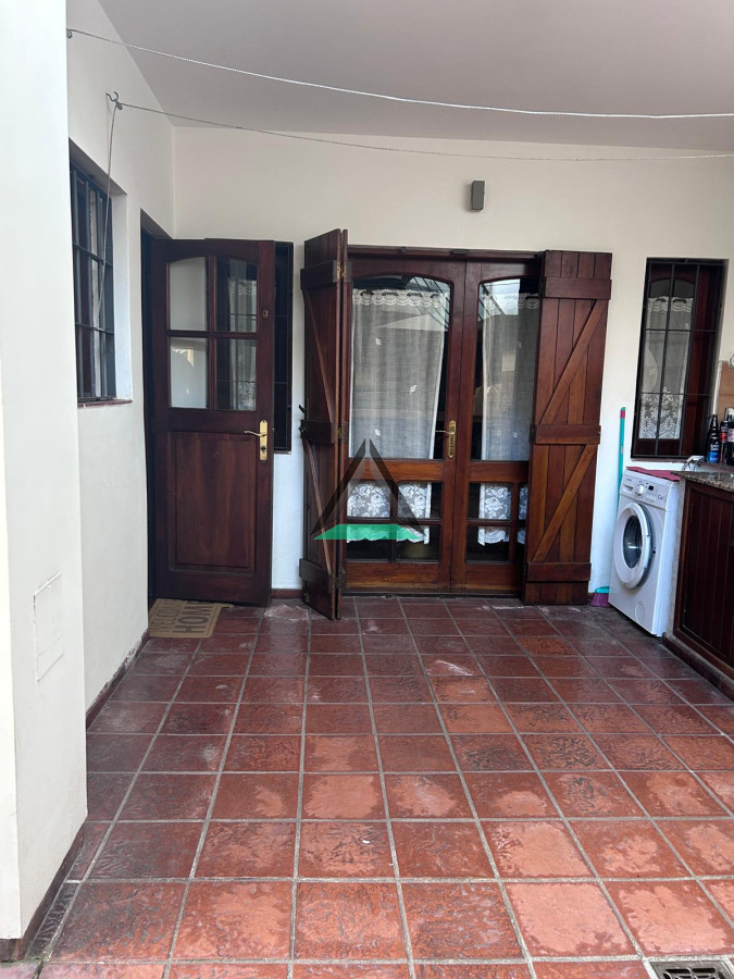 Casa ID.120 - VENTA CASA 4 DORMITORIOS EN PH ESTILO HOUSING, BUEN METRAJE, PARRILLERO TECHADO, COCHERA 2 AUTOS, EXCELENTE ESTADO Y CONSTRUCCION