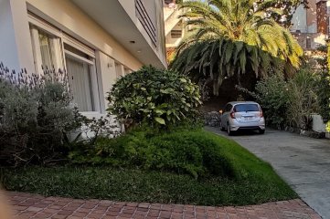 VENTA CASA 4 DORMITORIOS, BUEN METRAJE, PATIO GRANDE CON PARRILLERO, COCHERA 2 AUTOS, EXCELENTE ESTADO Y CONSTRUCCION