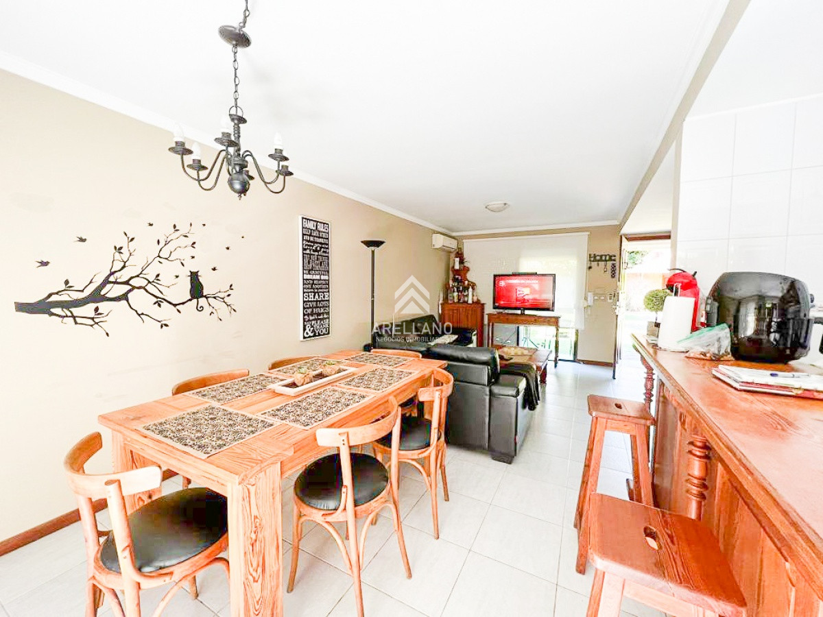 Casa ID.3816 - Venta Casa Duplex 3 Dormitorios, Zona Cantegril con piscina.