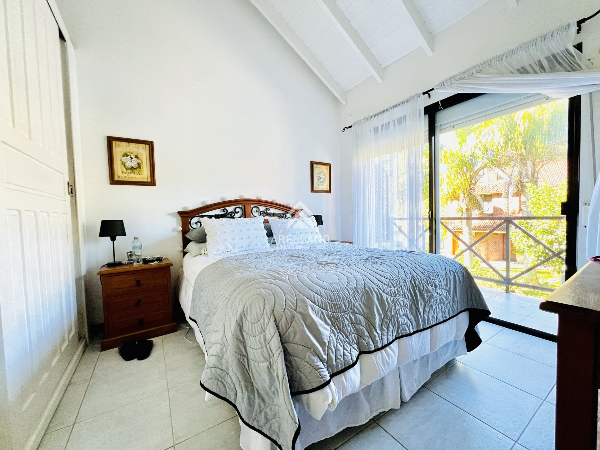 Casa ID.3816 - Venta Casa Duplex 3 Dormitorios, Zona Cantegril con piscina.