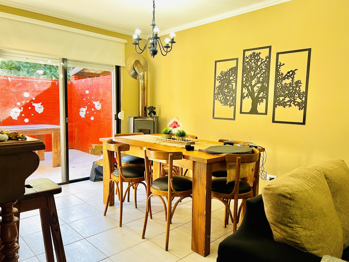 Casa ID.3816 - Venta Casa Duplex 3 Dormitorios, Zona Cantegril con piscina.