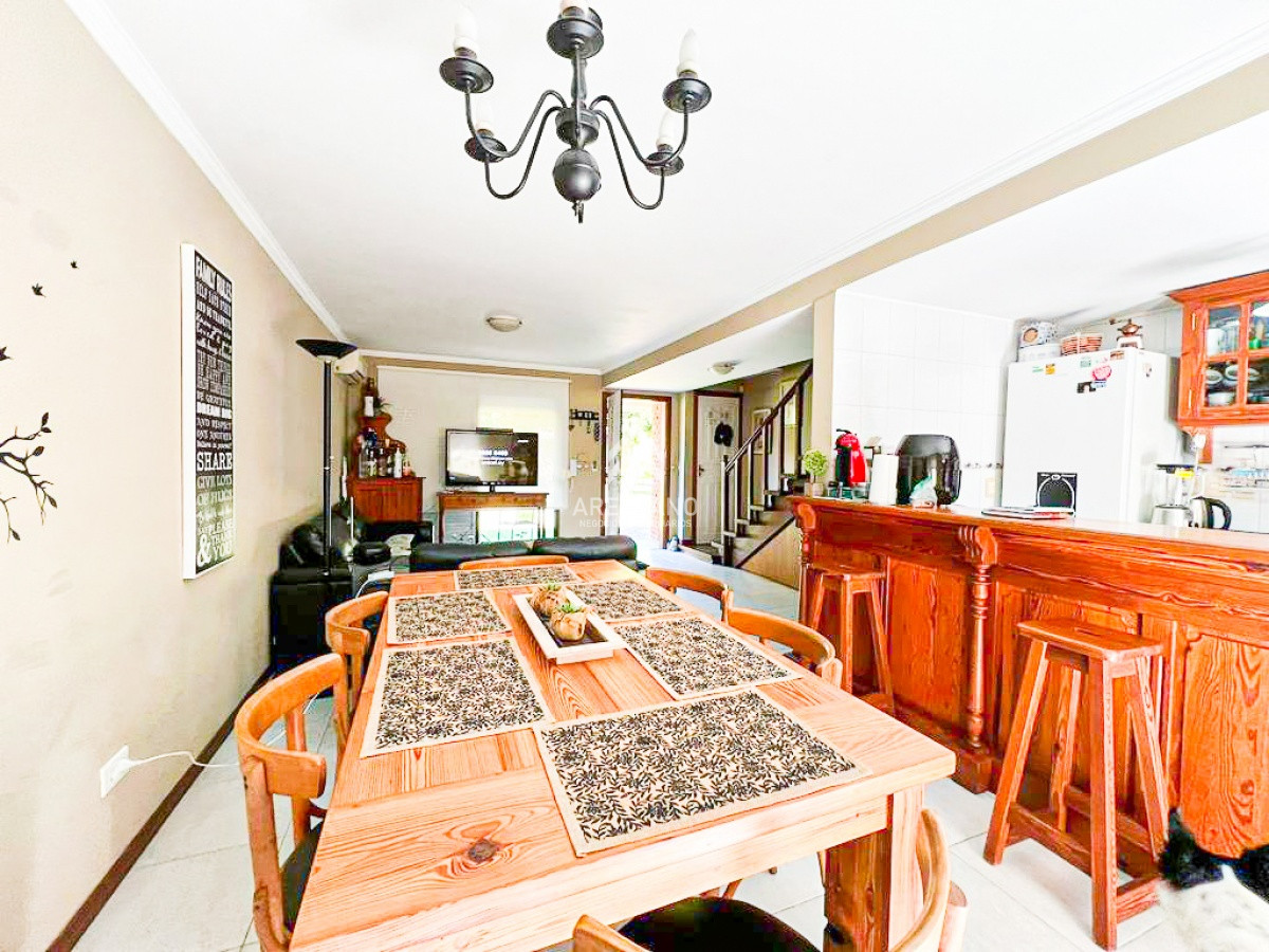 Casa ID.3816 - Venta Casa Duplex 3 Dormitorios, Zona Cantegril con piscina.