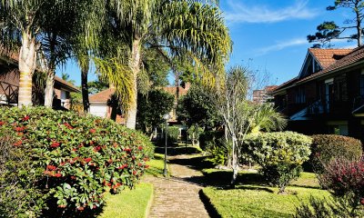 Venta Casa Duplex 3 Dormitorios, Zona Cantegril con piscina.