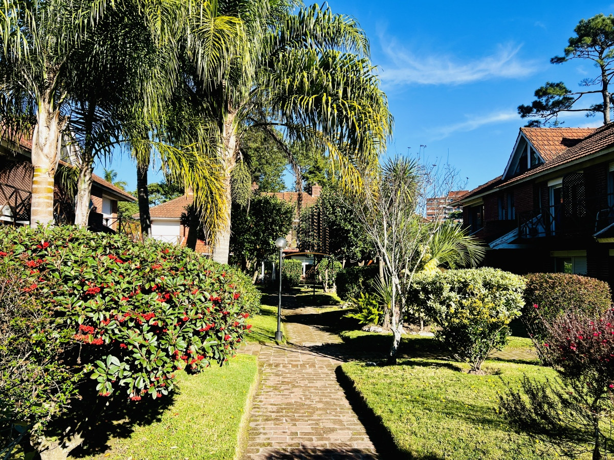 casa duplex 3 dormitorios, zona cantegril con piscina. - pre474c