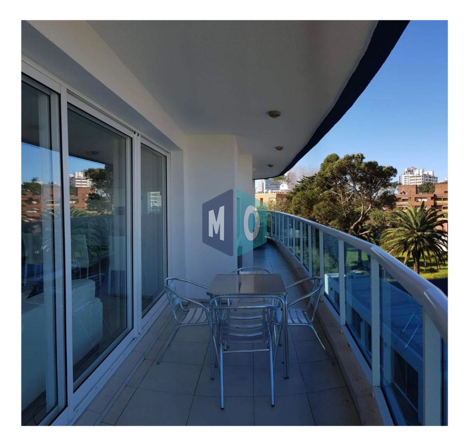Apartamento ID.68 - Apartamento En Venta De 3 Dormitorios C/ Cochera En Playa Mansa