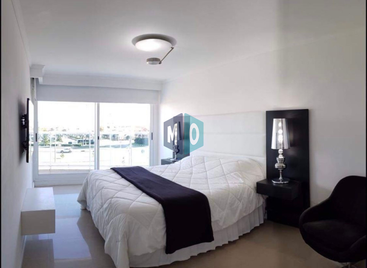 Apartamento ID.68 - Apartamento En Venta De 3 Dormitorios C/ Cochera En Playa Mansa