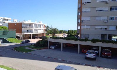 Apartamento En Venta De 1 Dormitorio C/ Cochera En Playa Mansa