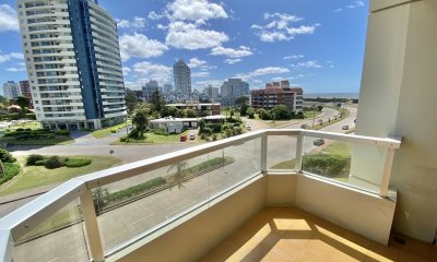 Apartamento En Venta De 2 Dormitorios En Playa Brava
