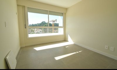 Apartamento En Venta De 1 Dormitorio C/cochera En Punta Del Este A Estrenar