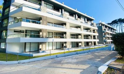 Apartamento En Venta De 1 Y 1/2 Dormitorios En Punta Del Este C/piscina