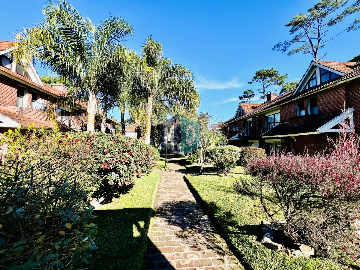 Casa ID.117 - Casa Duplex 3 Dormitorios, Zona Cantegril con piscina.