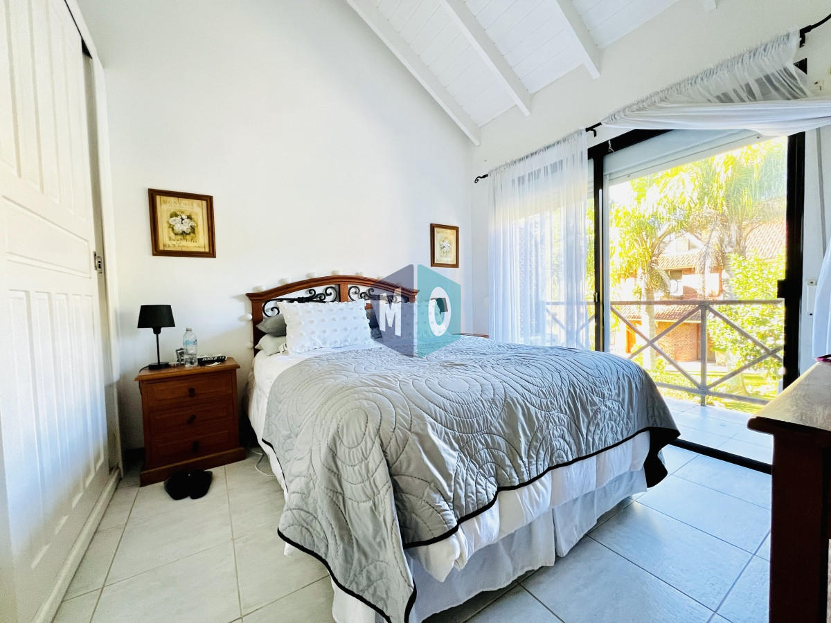 Casa ID.117 - Casa Duplex 3 Dormitorios, Zona Cantegril con piscina.