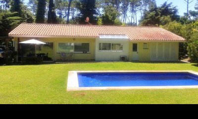 Casa En Venta De 4 Dormitorios C/ Cochera En Punta Shopping