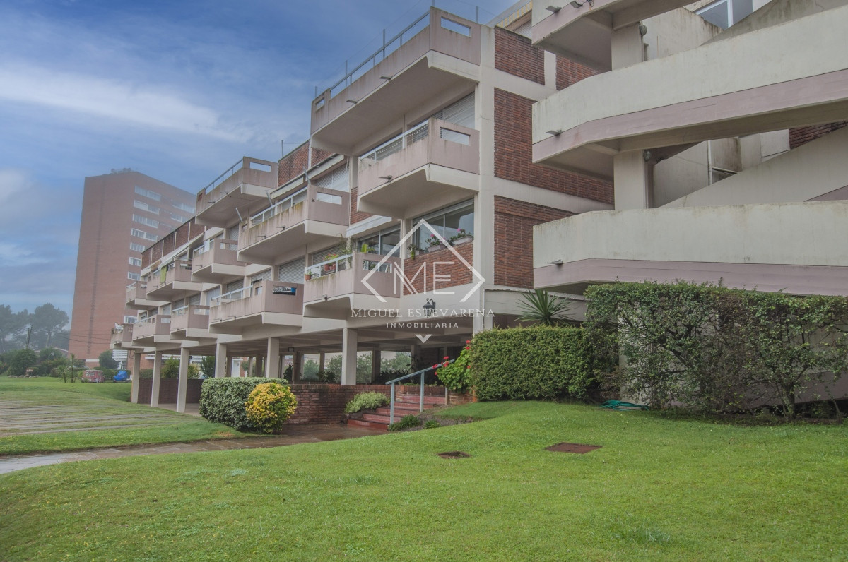 Apartamento ID.713 - Invierte en tu hogar en Punta del Este! Apartamento de 2 dormitorios con terraza y mobiliario incluido