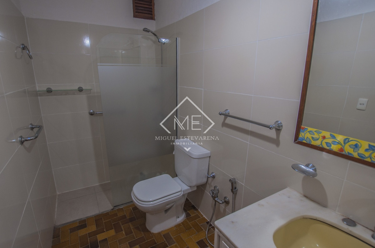 Apartamento ID.713 - Invierte en tu hogar en Punta del Este! Apartamento de 2 dormitorios con terraza y mobiliario incluido