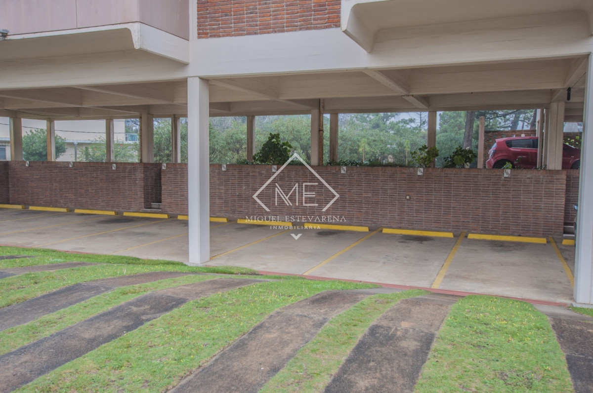 Apartamento ID.713 - Invierte en tu hogar en Punta del Este! Apartamento de 2 dormitorios con terraza y mobiliario incluido