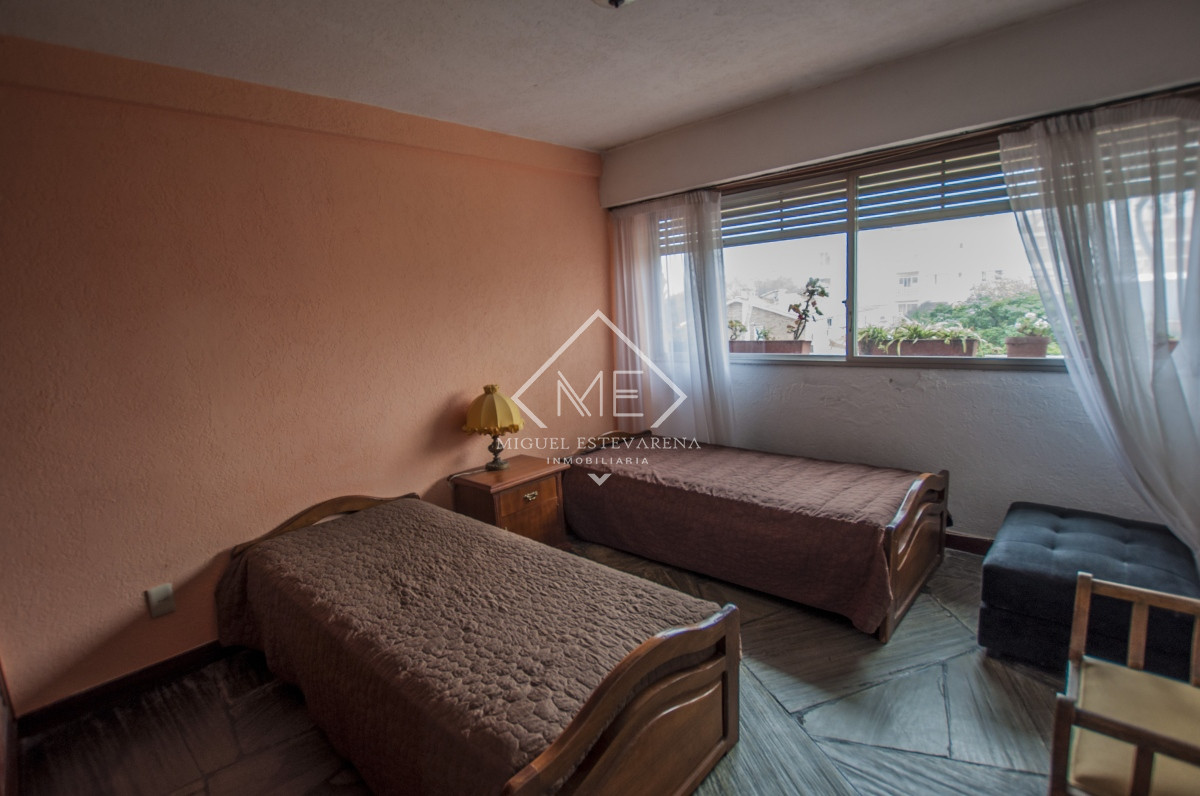 Apartamento ID.713 - Invierte en tu hogar en Punta del Este! Apartamento de 2 dormitorios con terraza y mobiliario incluido