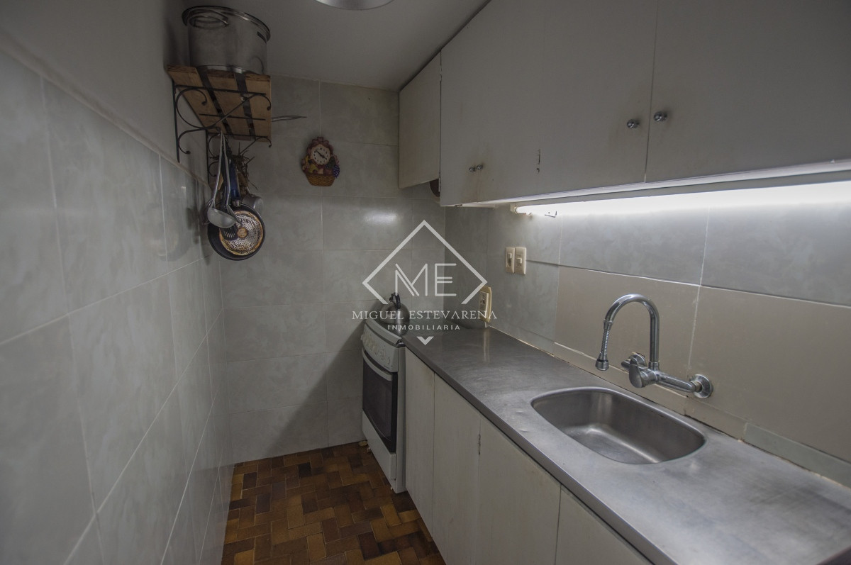 Apartamento ID.713 - Invierte en tu hogar en Punta del Este! Apartamento de 2 dormitorios con terraza y mobiliario incluido