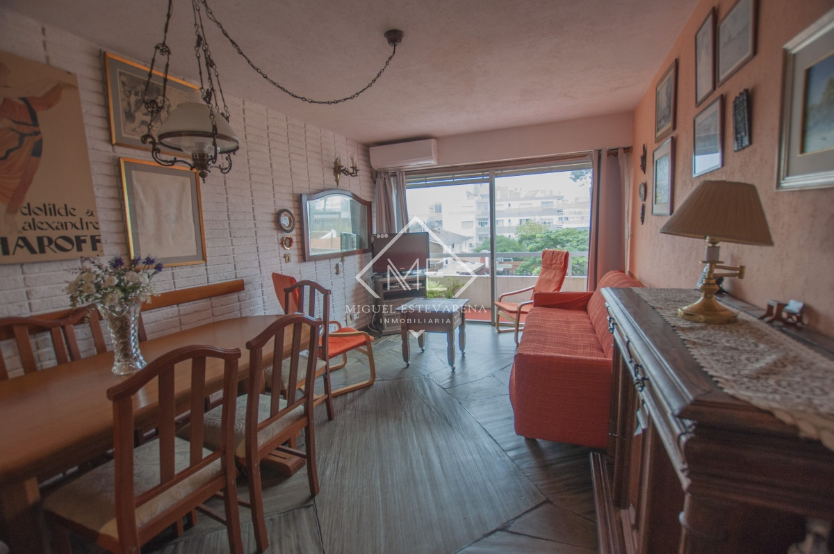 Apartamento ID.713 - Invierte en tu hogar en Punta del Este! Apartamento de 2 dormitorios con terraza y mobiliario incluido