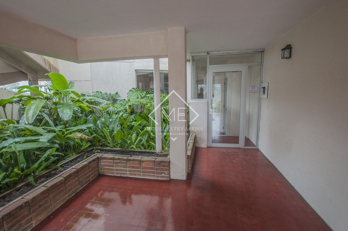 Apartamento ID.713 - Invierte en tu hogar en Punta del Este! Apartamento de 2 dormitorios con terraza y mobiliario incluido