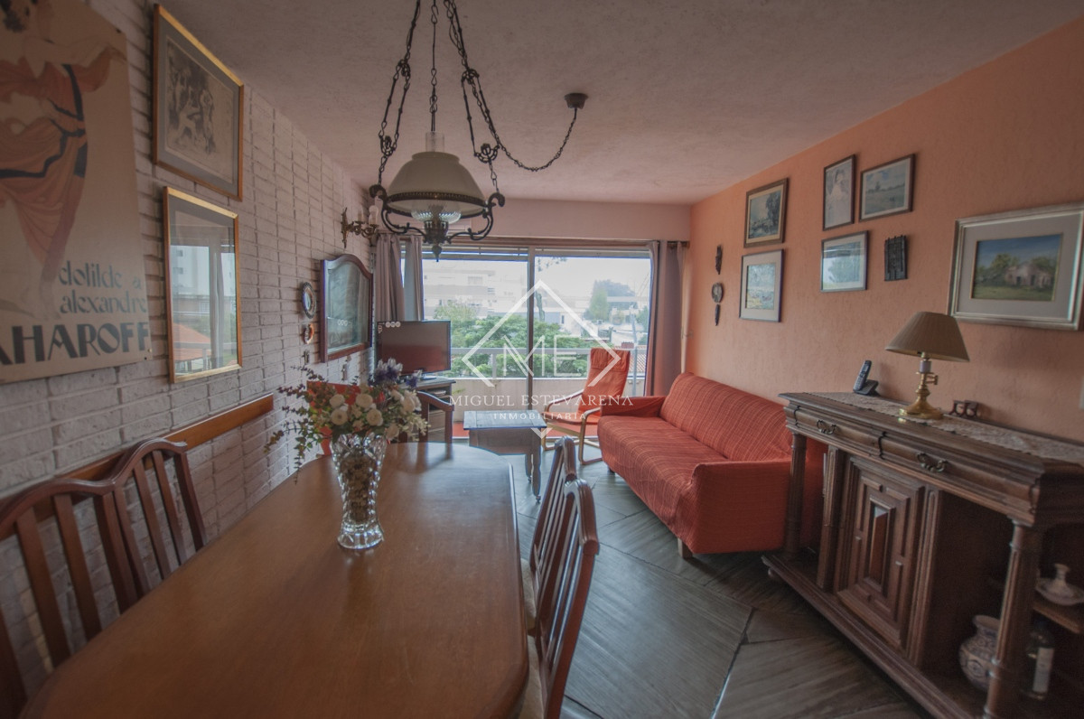 Apartamento ID.713 - Invierte en tu hogar en Punta del Este! Apartamento de 2 dormitorios con terraza y mobiliario incluido