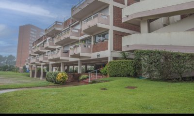 Invierte en tu hogar en Punta del Este! Apartamento de 2 dormitorios con terraza y mobiliario incluido
