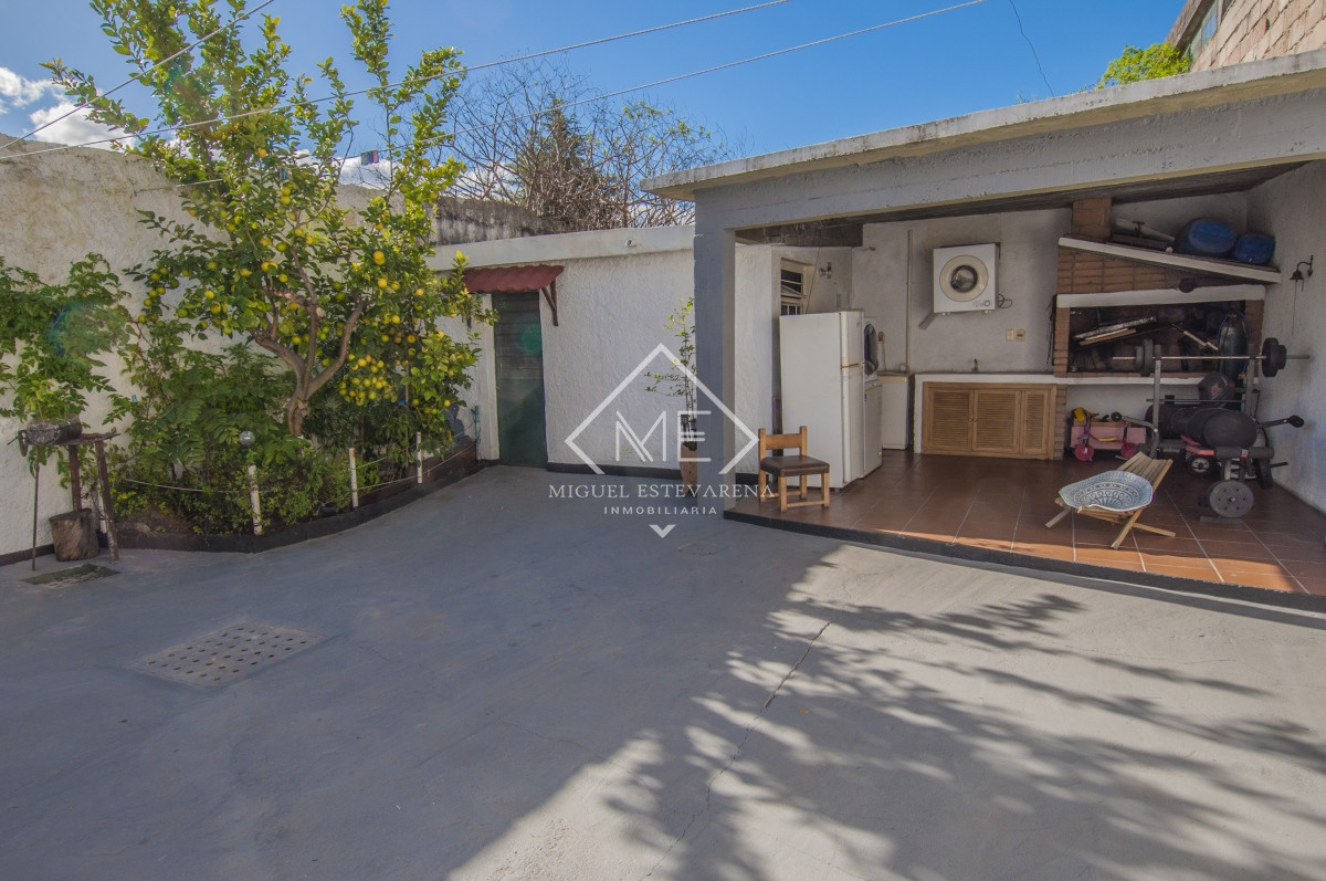 Casa ID.715 - ¡Oportunidad en Minas!  En venta amplia Propiedad en el Centro con Oficina y Garaje