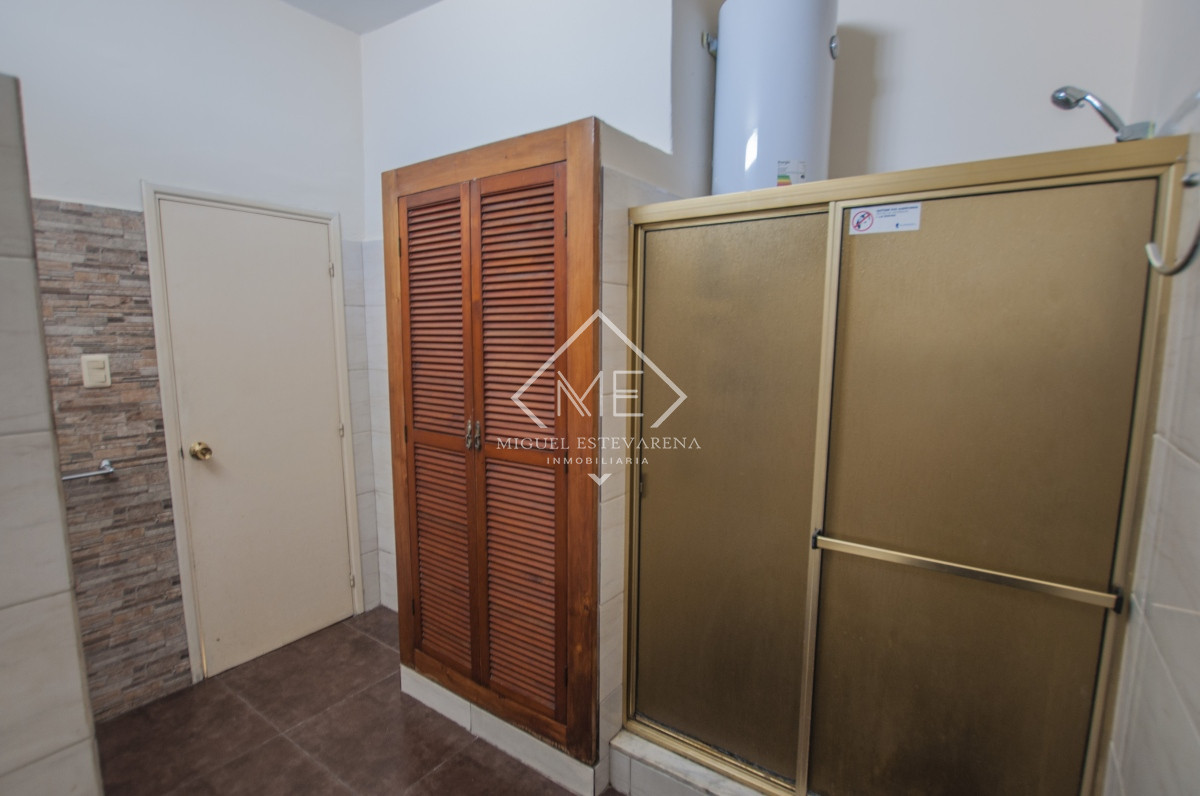 Casa ID.715 - ¡Oportunidad en Minas!  En venta amplia Propiedad en el Centro con Oficina y Garaje