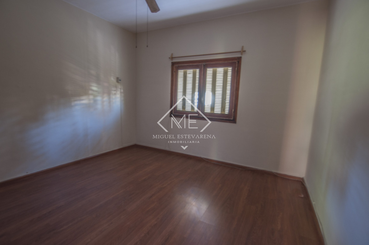 Casa ID.887 - Venta en Barrio Olímpico - Casa de 2 Dormitorios con Baño a Nuevo y Garaje