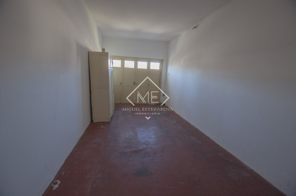 Casa ID.887 - Venta en Barrio Olímpico - Casa de 2 Dormitorios con Baño a Nuevo y Garaje