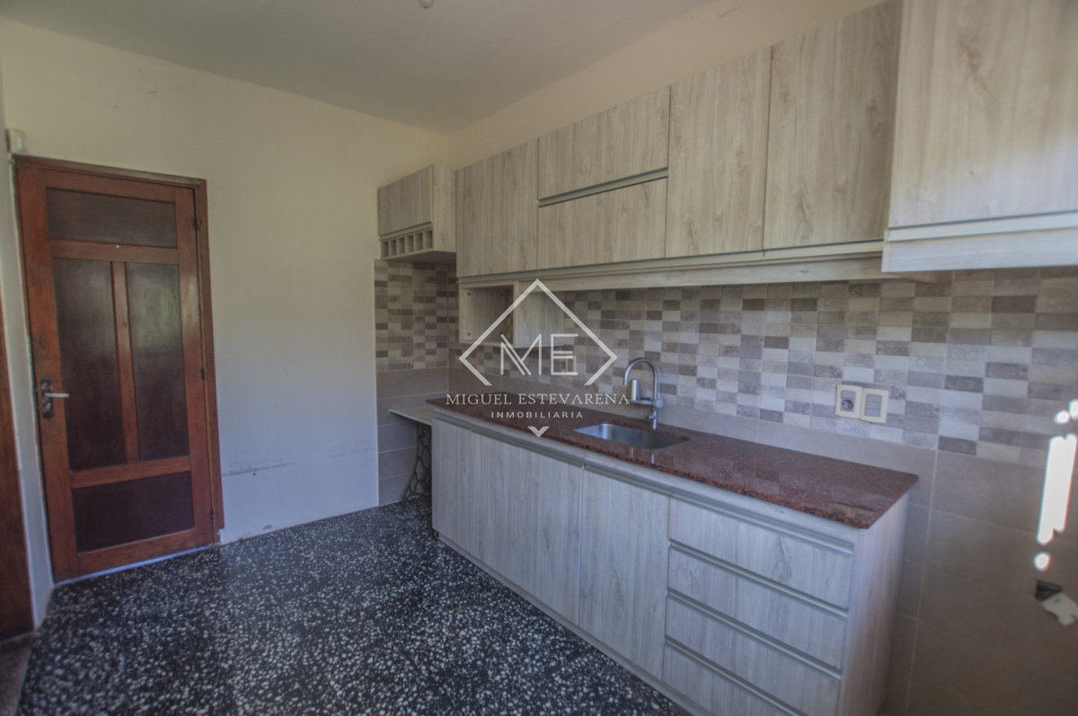 Casa ID.887 - Venta en Barrio Olímpico - Casa de 2 Dormitorios con Baño a Nuevo y Garaje