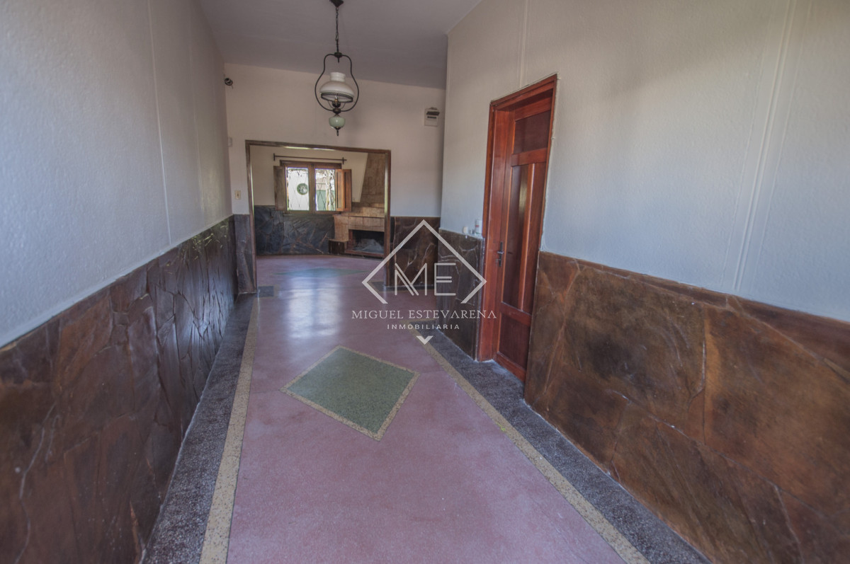 Casa ID.887 - Venta en Barrio Olímpico - Casa de 2 Dormitorios con Baño a Nuevo y Garaje