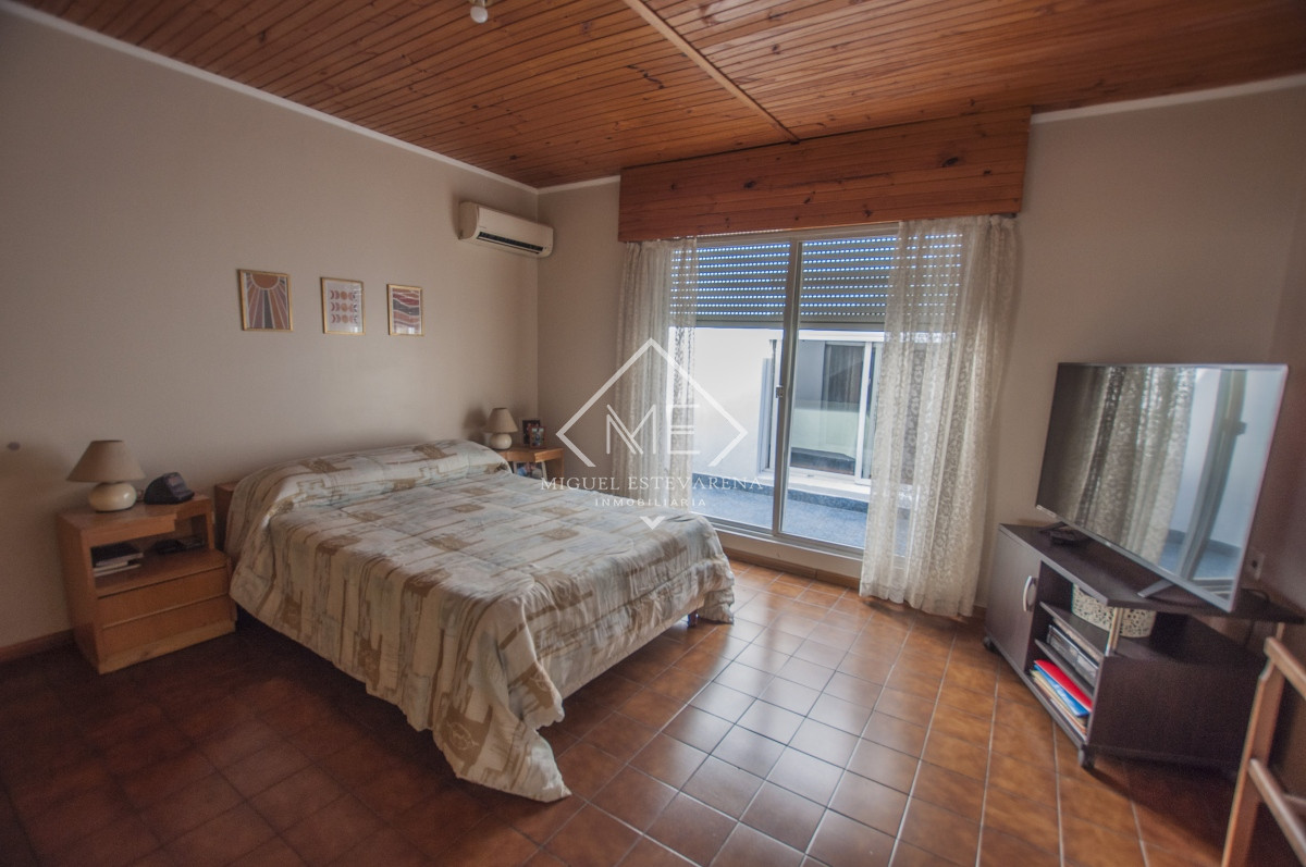 Casa ID.715 - ¡Oportunidad en Minas!  En venta amplia Propiedad en el Centro con Oficina y Garaje