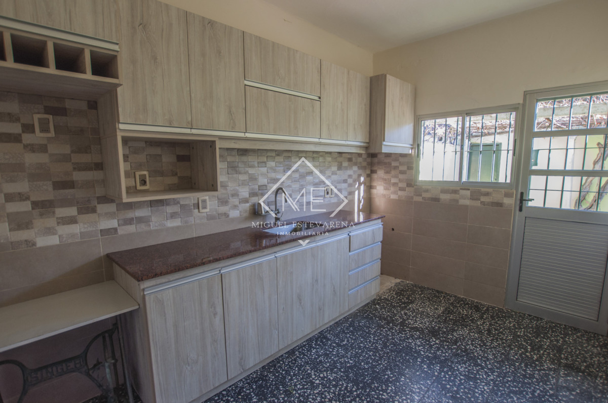 Casa ID.887 - Venta en Barrio Olímpico - Casa de 2 Dormitorios con Baño a Nuevo y Garaje