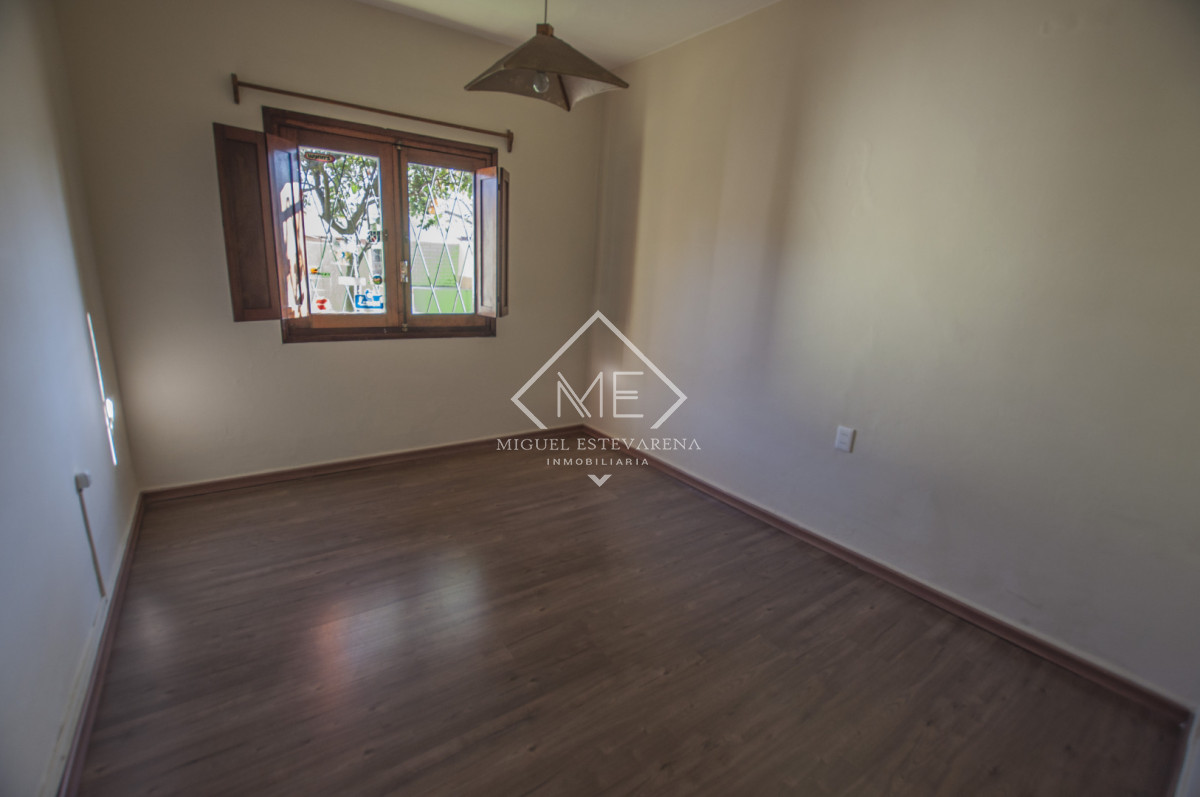 Casa ID.887 - Venta en Barrio Olímpico - Casa de 2 Dormitorios con Baño a Nuevo y Garaje
